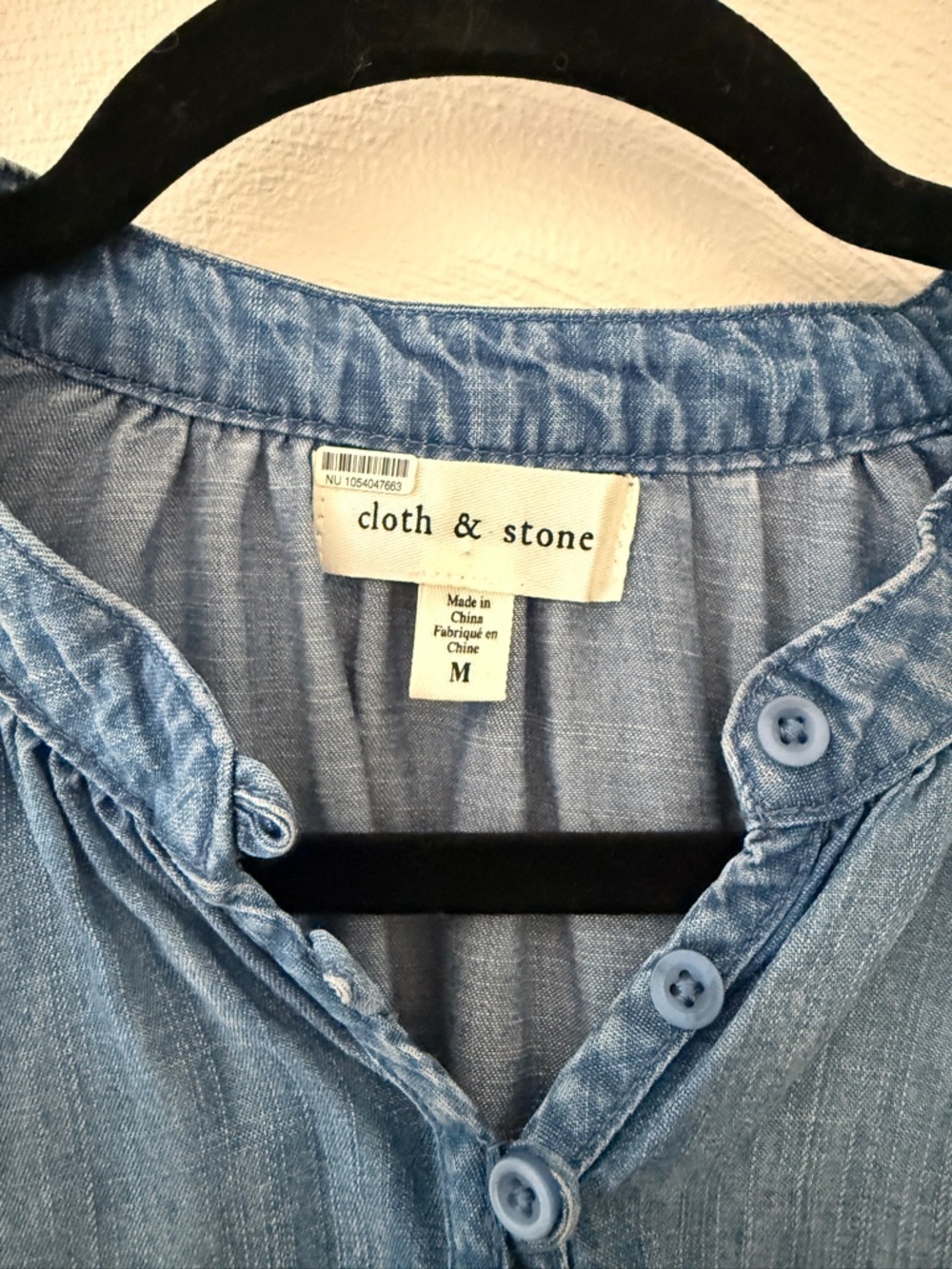 💙 Cloth & Stone Chambray Henley Blouse (Anthropologie) Tencel / Lyocell feel 💙 - Picture 2 of 3